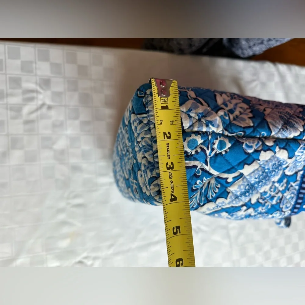 [SOLD] EUC Vera Bradley Blue Paisley Tote - Picture 3 of 7